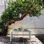 Secret Garden In Alfama Lissabon