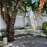 Secret Garden In Alfama * Лиссабон